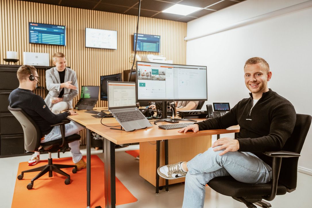 Overleg tussen specialisten van IT-Wizzard op kantoor in Harlingen