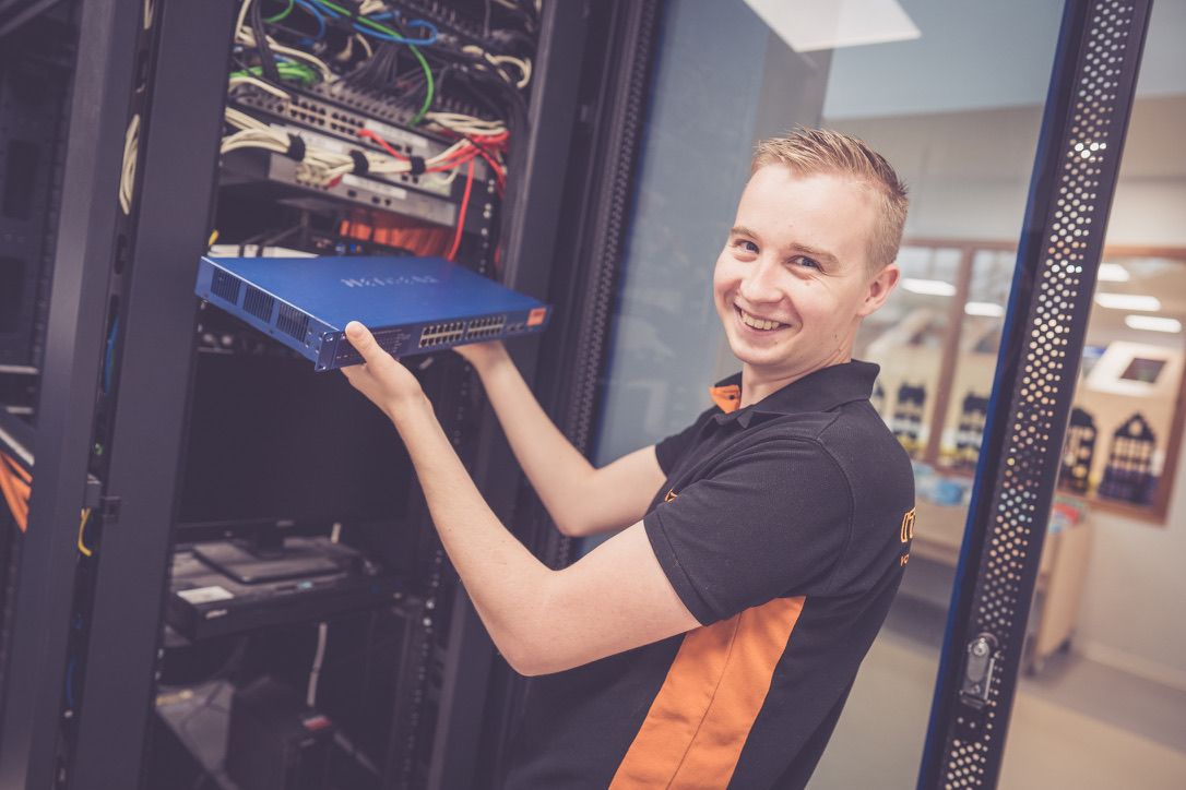 Twee specialisten van IT-Wizzard aan het werk achter de computer