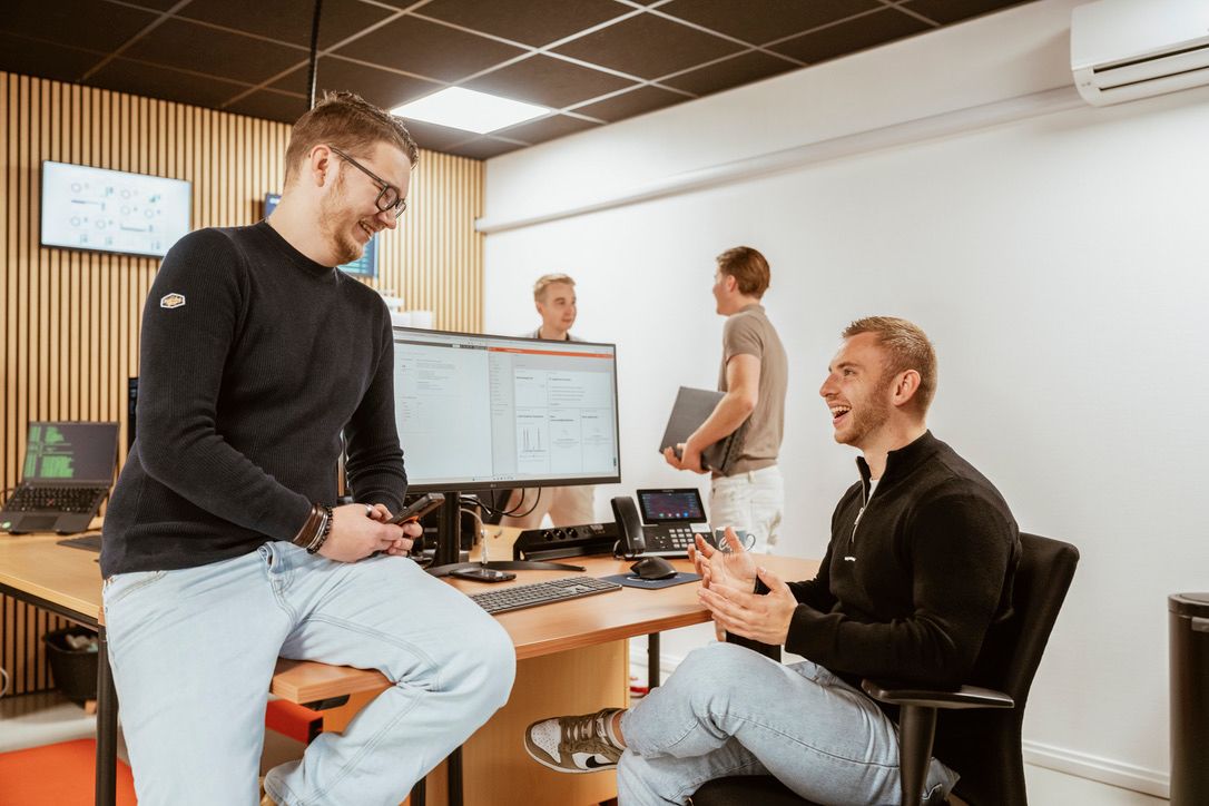 Specialisten van IT-Wizzard in gesprek met een klant