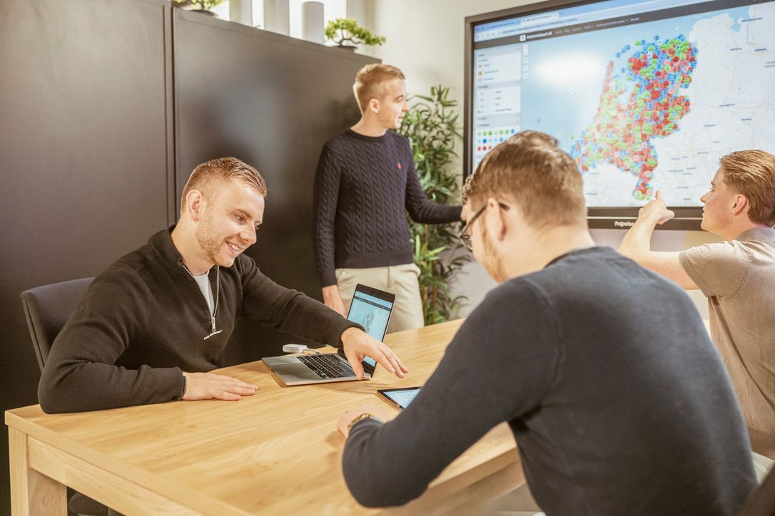 Het team van IT-Wizzard in overleg op kantoor